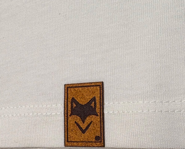 zoom sur notre écusson suédine notre marque de vêtement spécialisé dans le vanlife à fait le choix d'une gamme écoresponsable