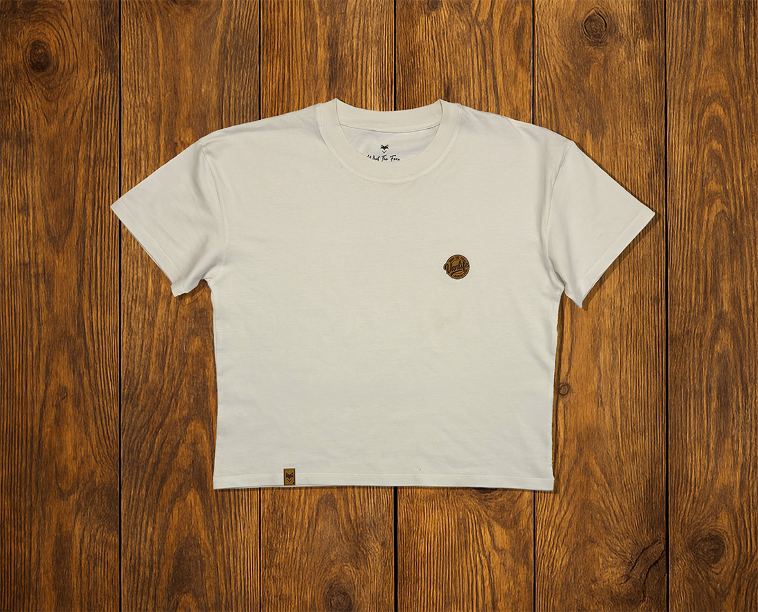 T-shirt oversize femme écru présenté à plat sur fond bois, vêtement lifestyle durable