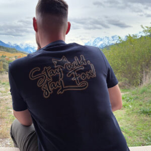Dos d’un t-shirt coton biologique marine avec illustration vanlife, esprit road trip