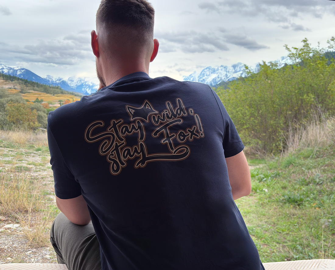 Dos d’un t-shirt coton biologique marine avec illustration vanlife, esprit road trip