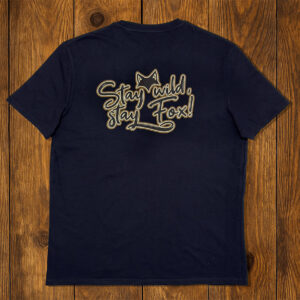 Dos d’un t-shirt bleu marine avec illustration vanlife, esprit aventure