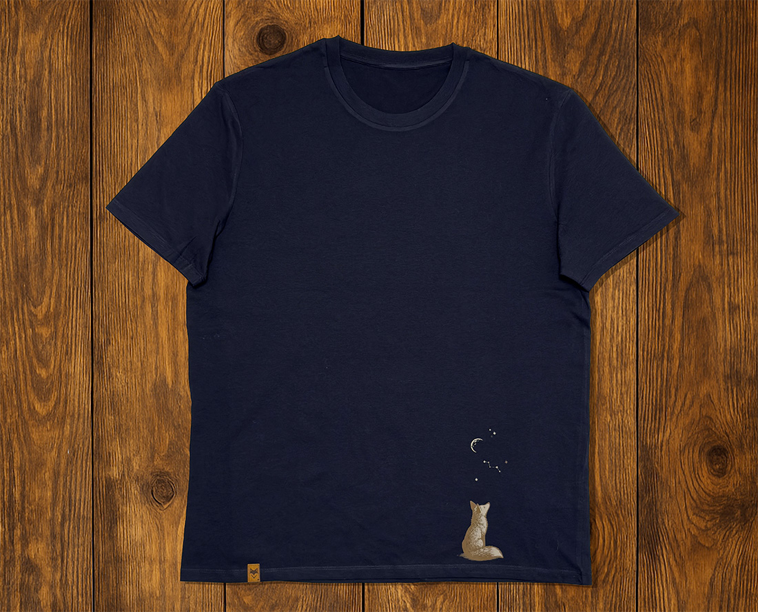T-shirt bleu marine illustré “Stay Wild Stay Fox” présenté à plat