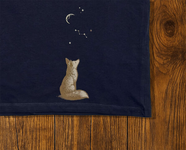 Illustration renard assis sous la lune imprimée sur t-shirt bleu marine
