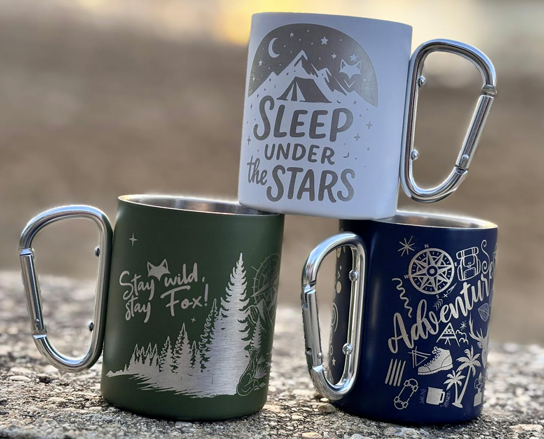 Assortiment des nos mugs gravés avec mousqueton pour les aventuriers de la nature