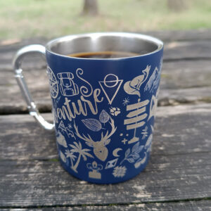 Tasse vanlife posée sur une table de camping avec mousqueton