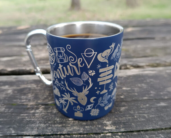 Tasse vanlife posée sur une table de camping avec mousqueton