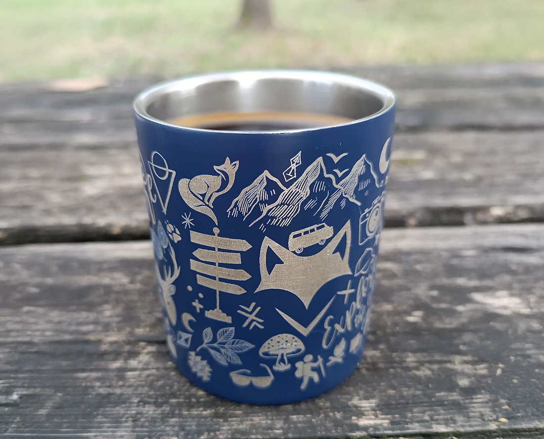 Tasse vanlife posée sur une table de camping