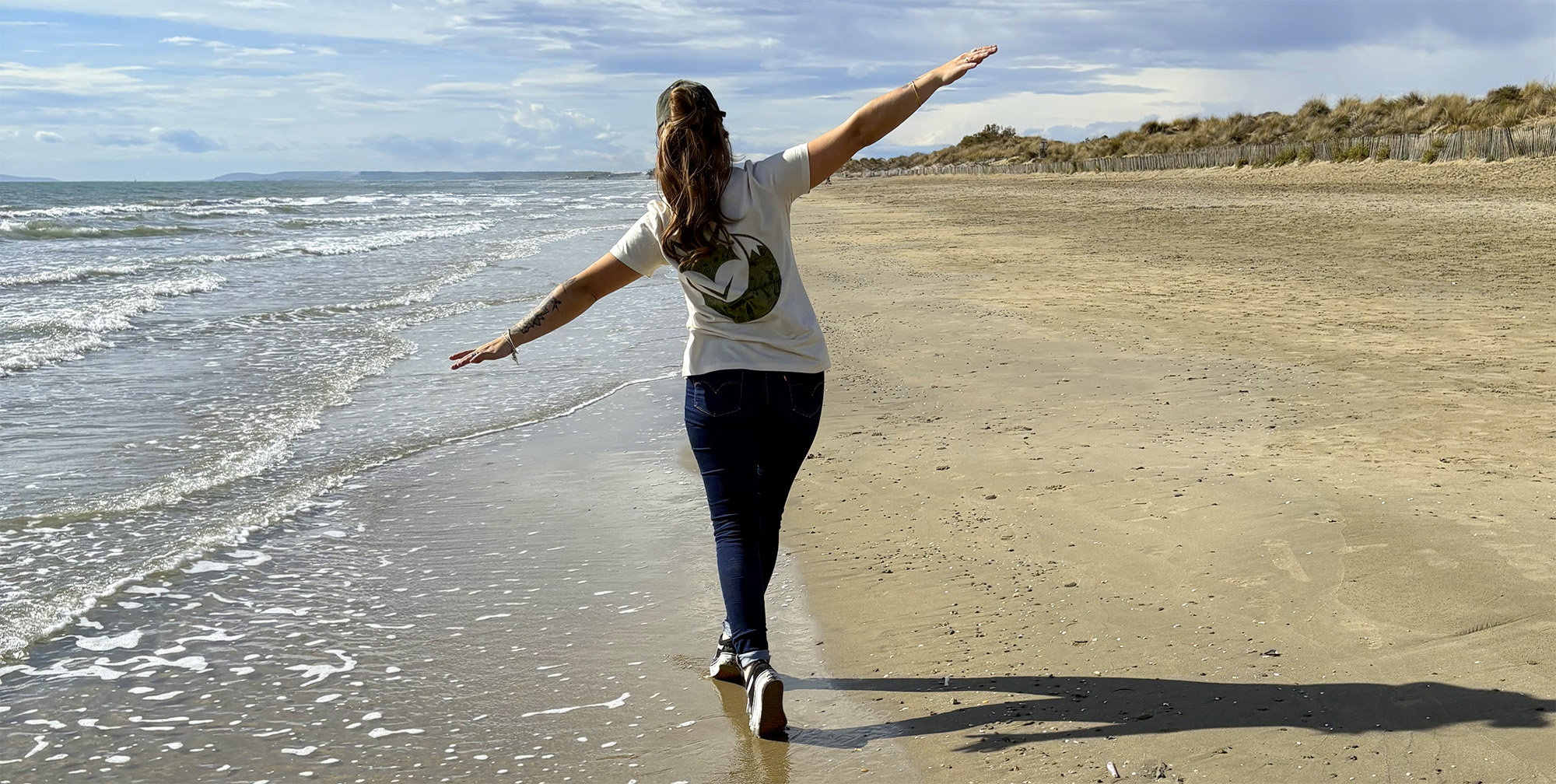 T-shirt en coton bio Rigel porté en bord de mer 