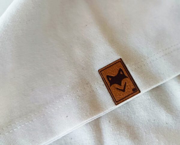 Zoom sur le t-shirt en coton bio aspect naturel