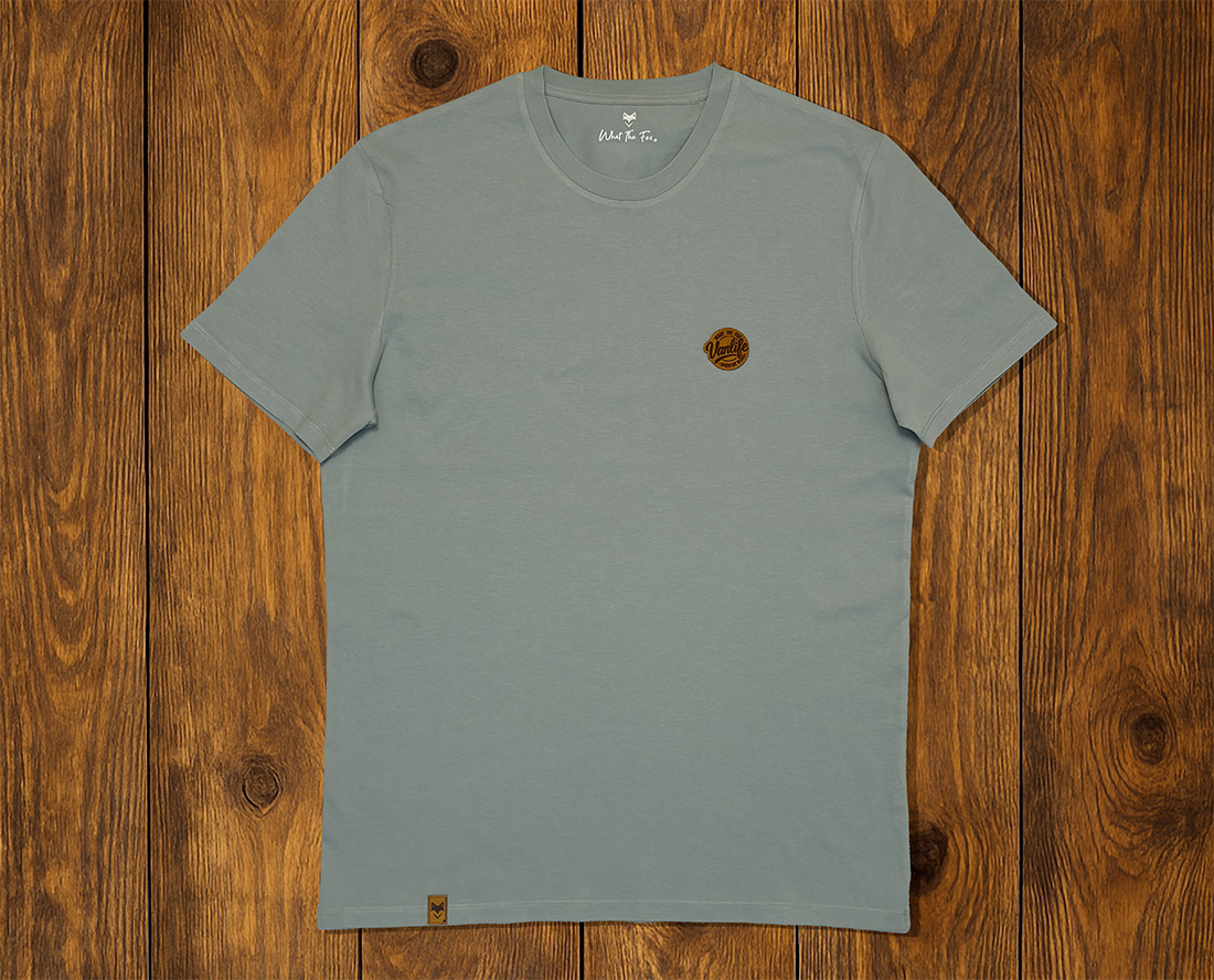 T-shirt bleu gris présenté à plat, vêtement outdoor écoresponsable