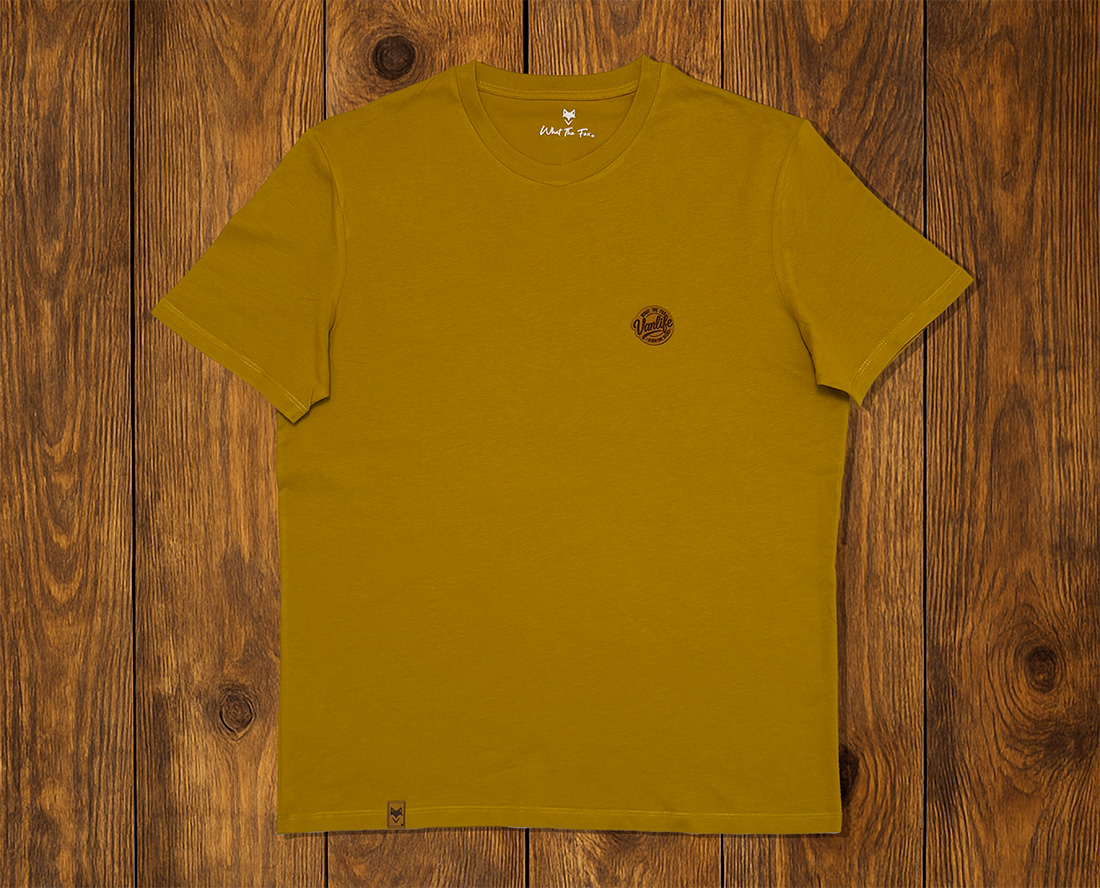 T-shirt jaune moutarde présenté à plat, vêtement vanlife