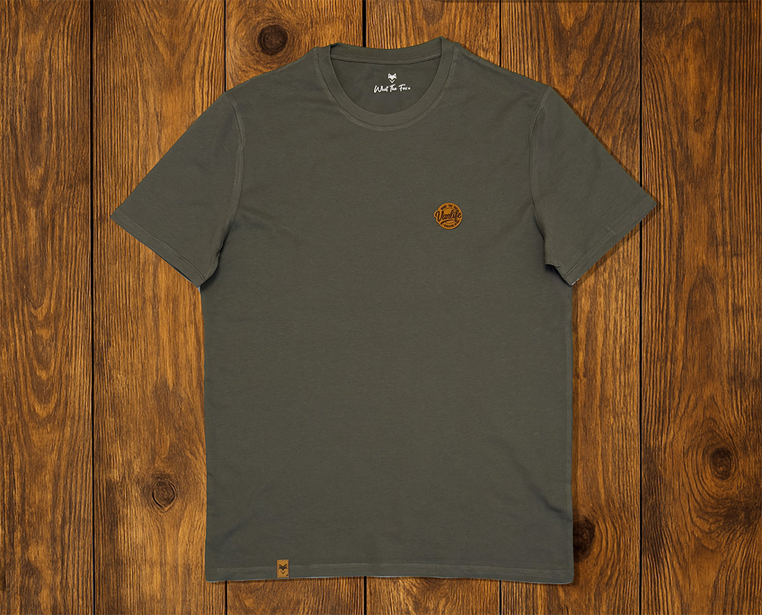 T-shirt vert kaki présenté à plat, esprit nature et aventure