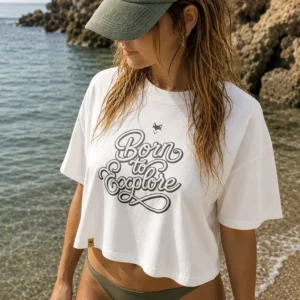 femme en bord de mer portant le tee shirt oversize court vanlife de la marque au petit renard