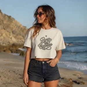 T-shirt femme oversize court "Born to explore" en bord de mer lors d'un road trip en van