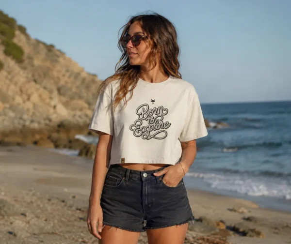 T-shirt femme oversize court "Born to explore" en bord de mer lors d'un road trip en van