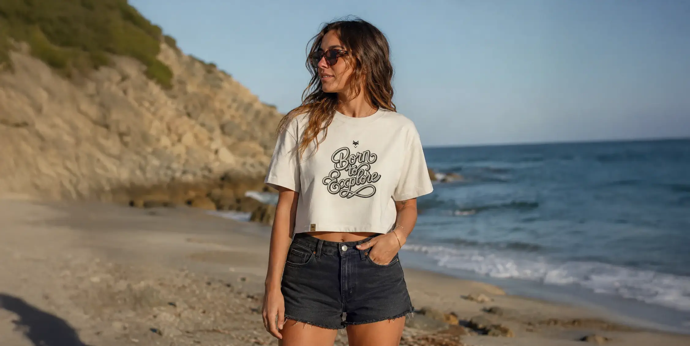 femme en bord de mer portant le tee shirt oversize court vanlife de la marque au petit renard