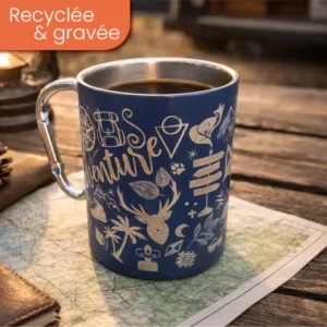 Tasse en inox recyclé en condition road trip van life de couleur bleu avec motifs rappelant l'aventure sous tout le tour poignée mousqueton