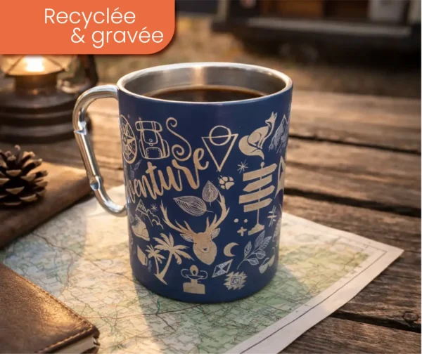 Tasse en inox recyclé en condition road trip van life de couleur bleu avec motifs rappelant l'aventure sous tout le tour poignée mousqueton