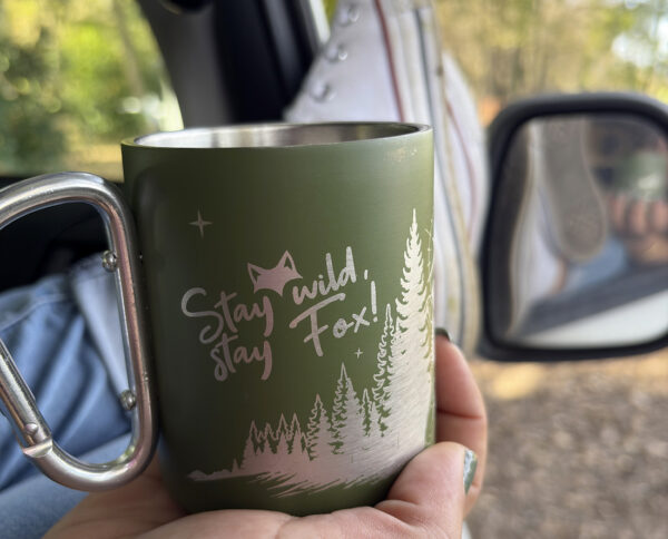 Tasse vanlife en situation dans un van aménagé