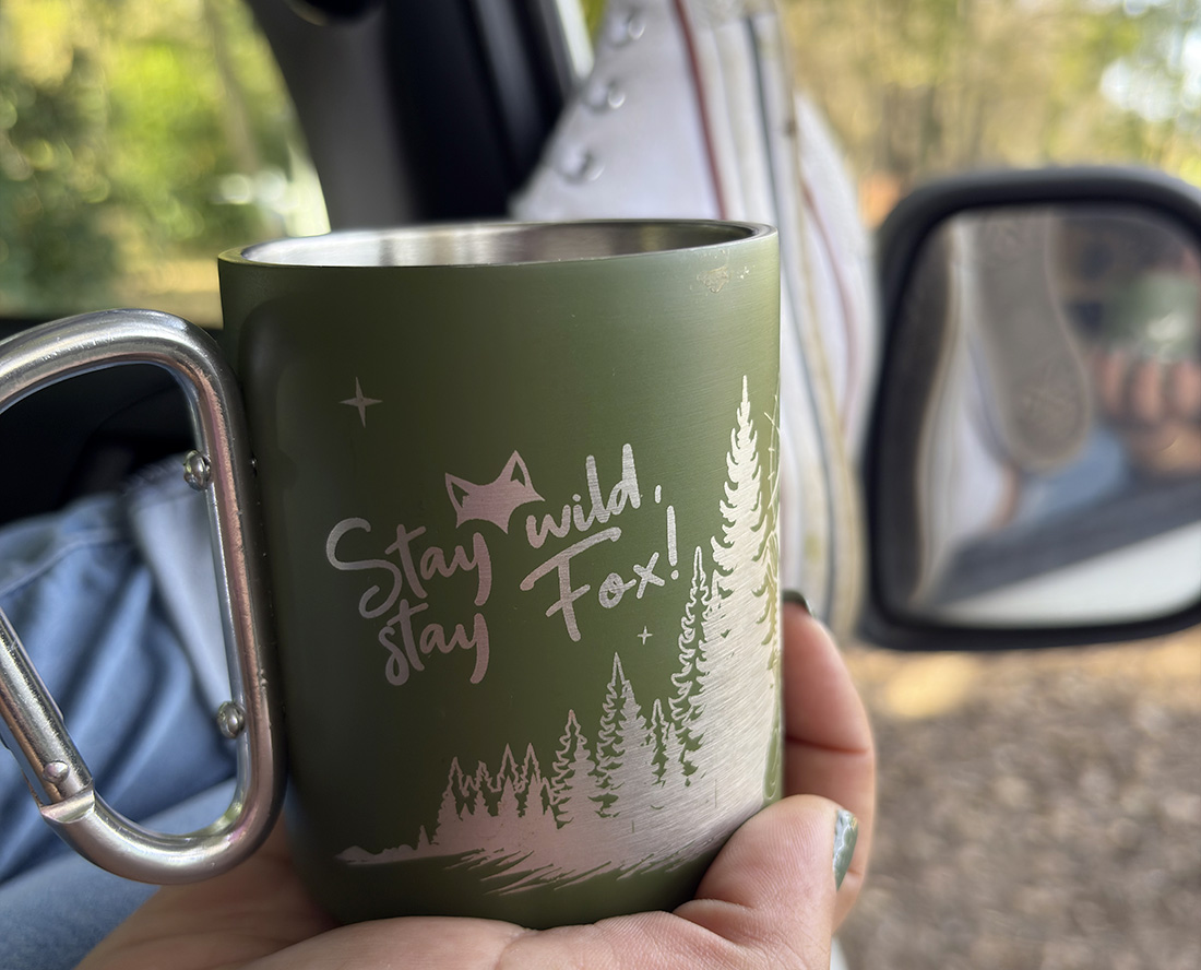 Tasse vanlife en situation dans un van aménagé