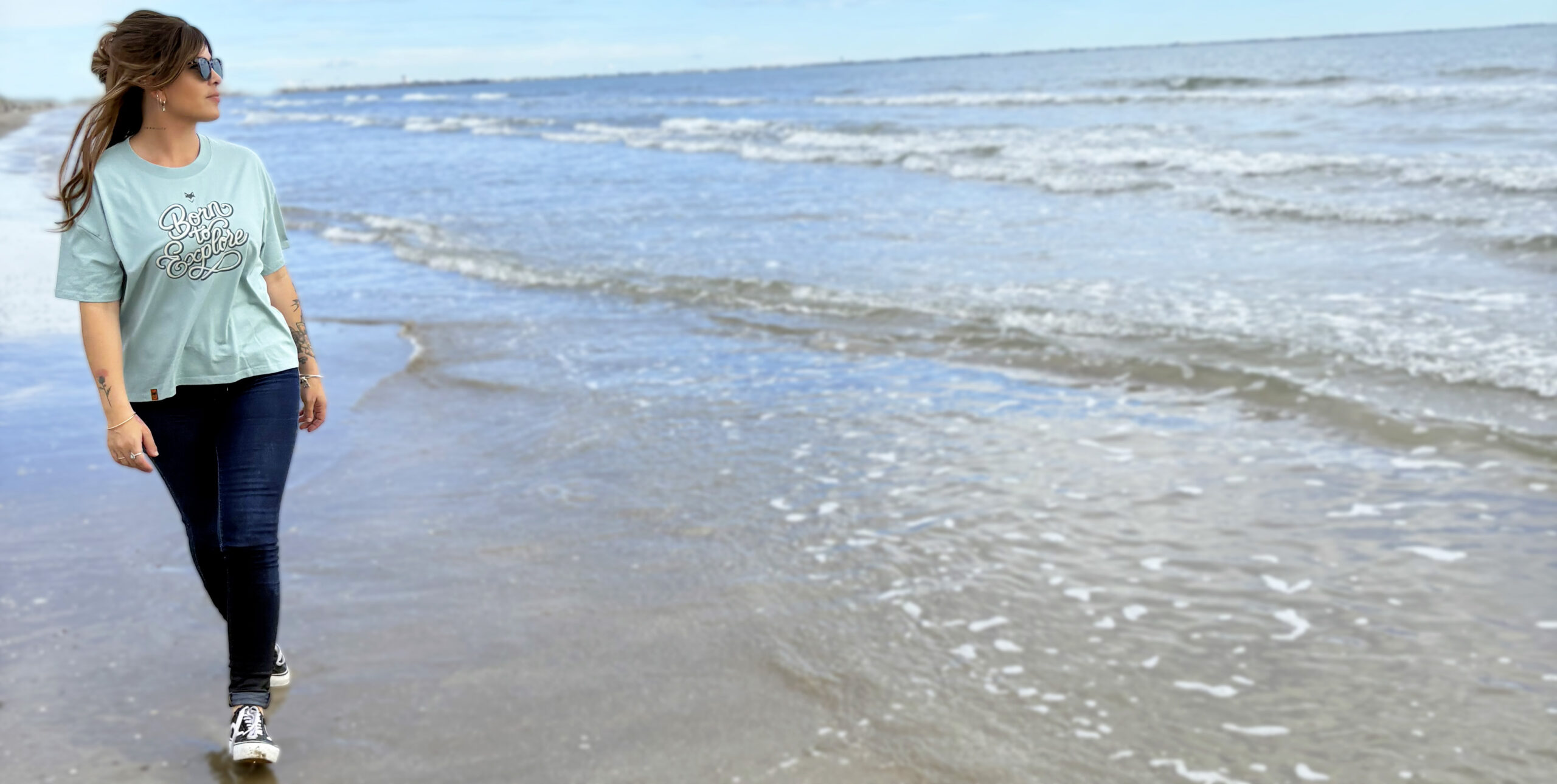 T-shirt femme oversize vanlife porté - Vulpecula rivière alpine