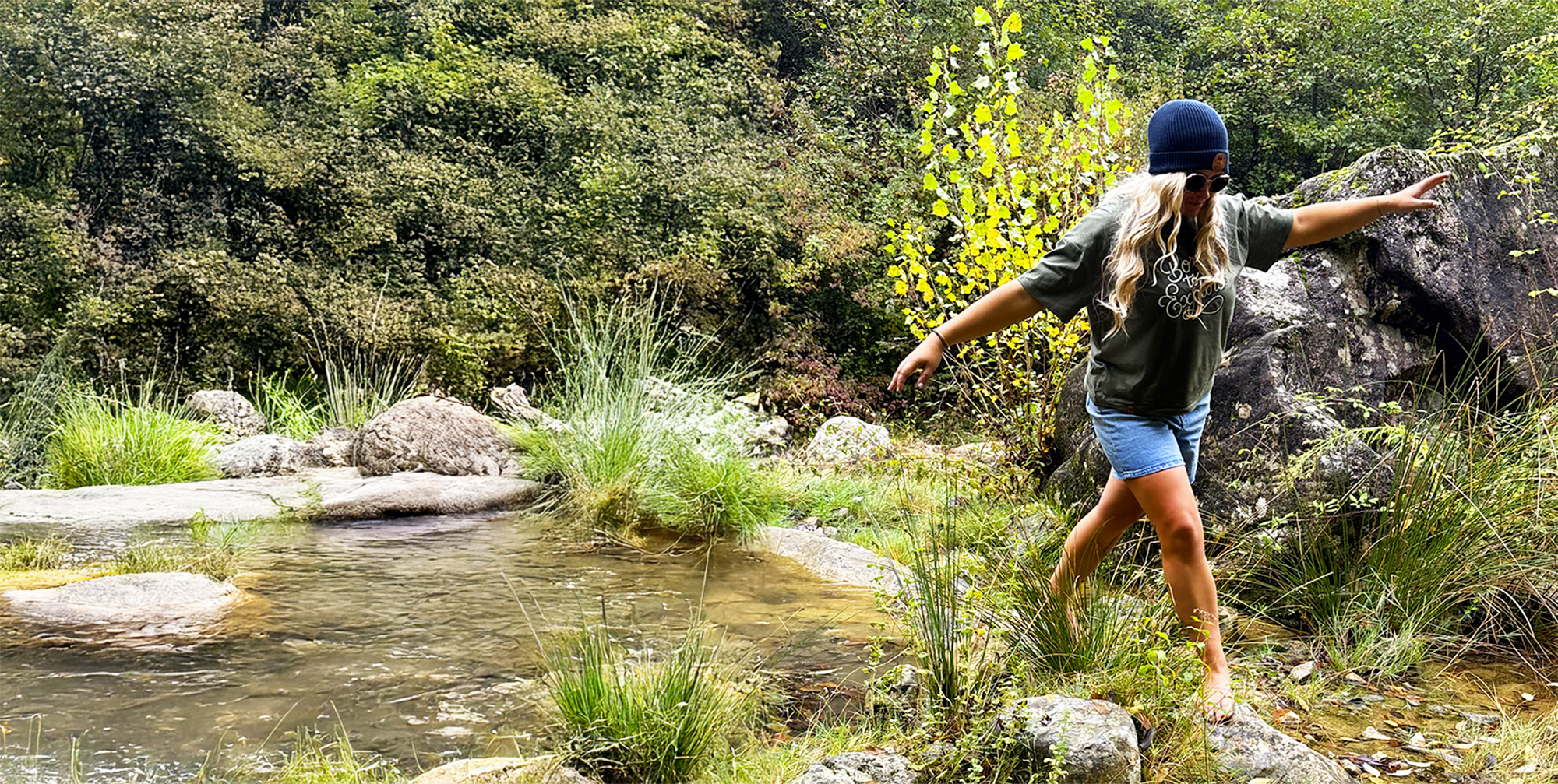 T-shirt femme oversize vanlife porté - Vulpecula verdure nomade