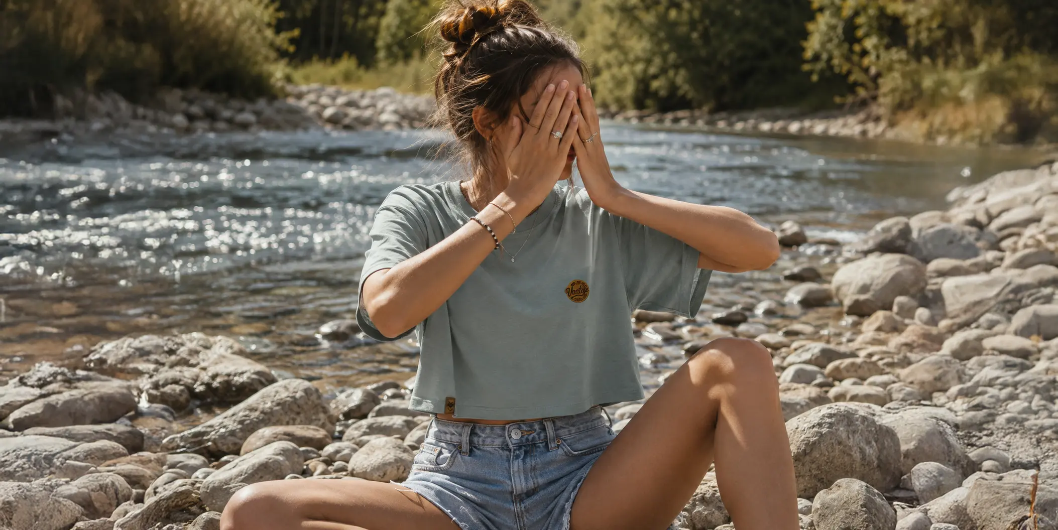 T-SHIRT DE LA MARQUE DU RENARD VAN LIFE PORTé par une femme en bord de rivière lors d'un road trip vue de face