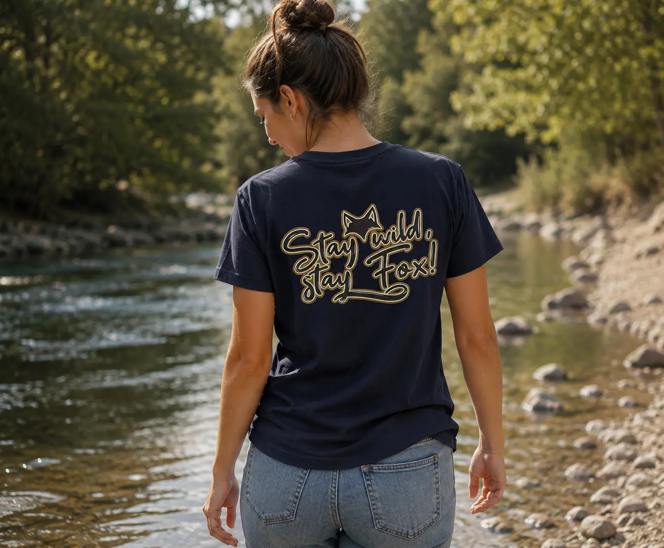 T-SHIRT DE LA MARQUE DU RENARD VAN LIFE PORTé par une femme en bord de rivière lors d'un road trip vue de dos