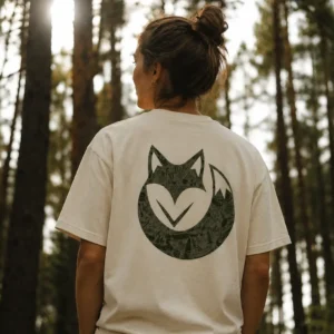 femme portant le t-shirt road again vanlife lors d'une randonnée en montagne de dos