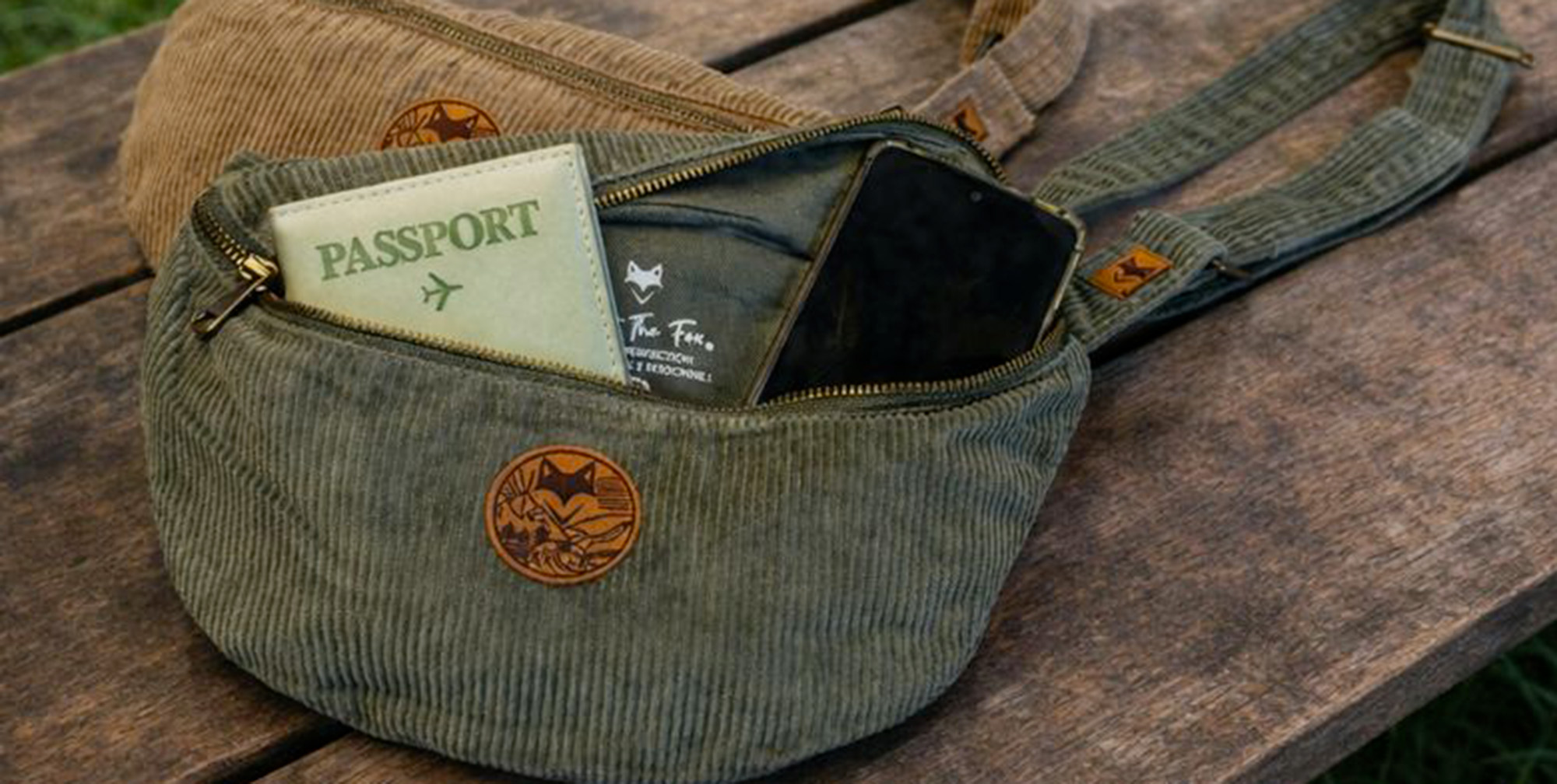 photo de banane en velours cotelé sur planche en bois