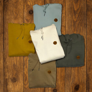 Ensemble de sweats pliés aux couleurs naturelles, collection vanlife écoresponsable