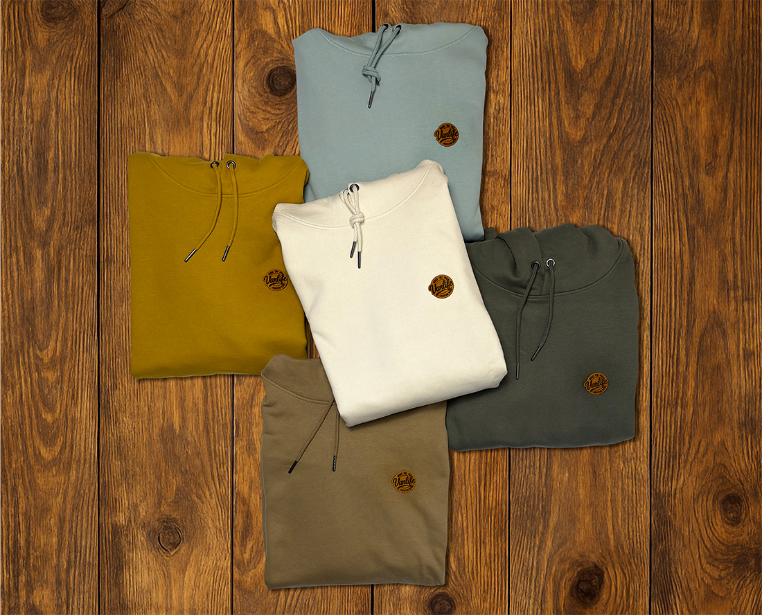 Ensemble de sweats pliés aux couleurs naturelles, collection vanlife écoresponsable