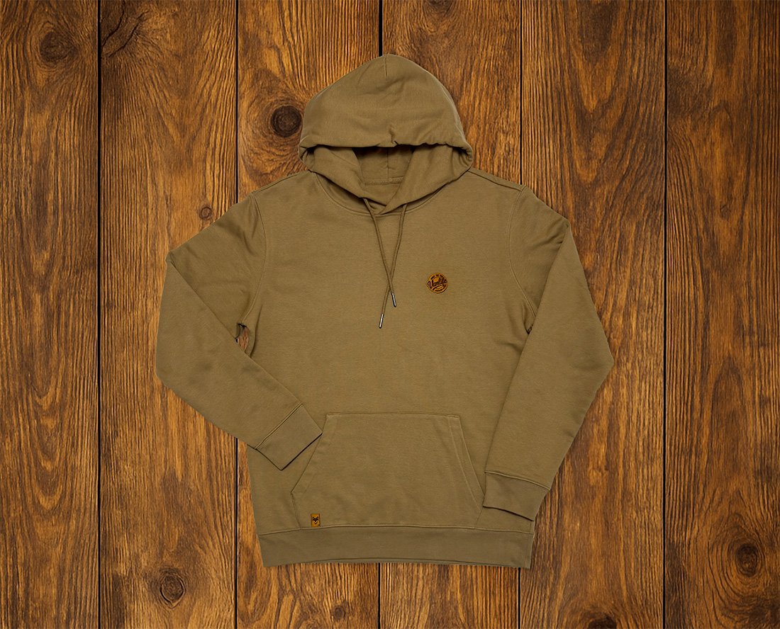 Sweat à capuche argile du désert présenté à plat sur fond bois, vêtement outdoor responsable