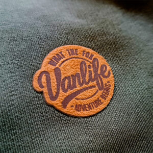 Zoom sur patch suédine Vanlife sur sweat, détail de vêtement outdoor écoresponsable