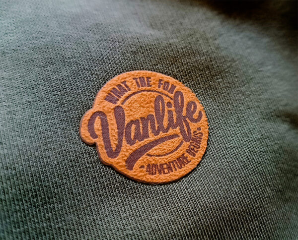 Zoom sur patch suédine Vanlife sur sweat, détail de vêtement outdoor écoresponsable
