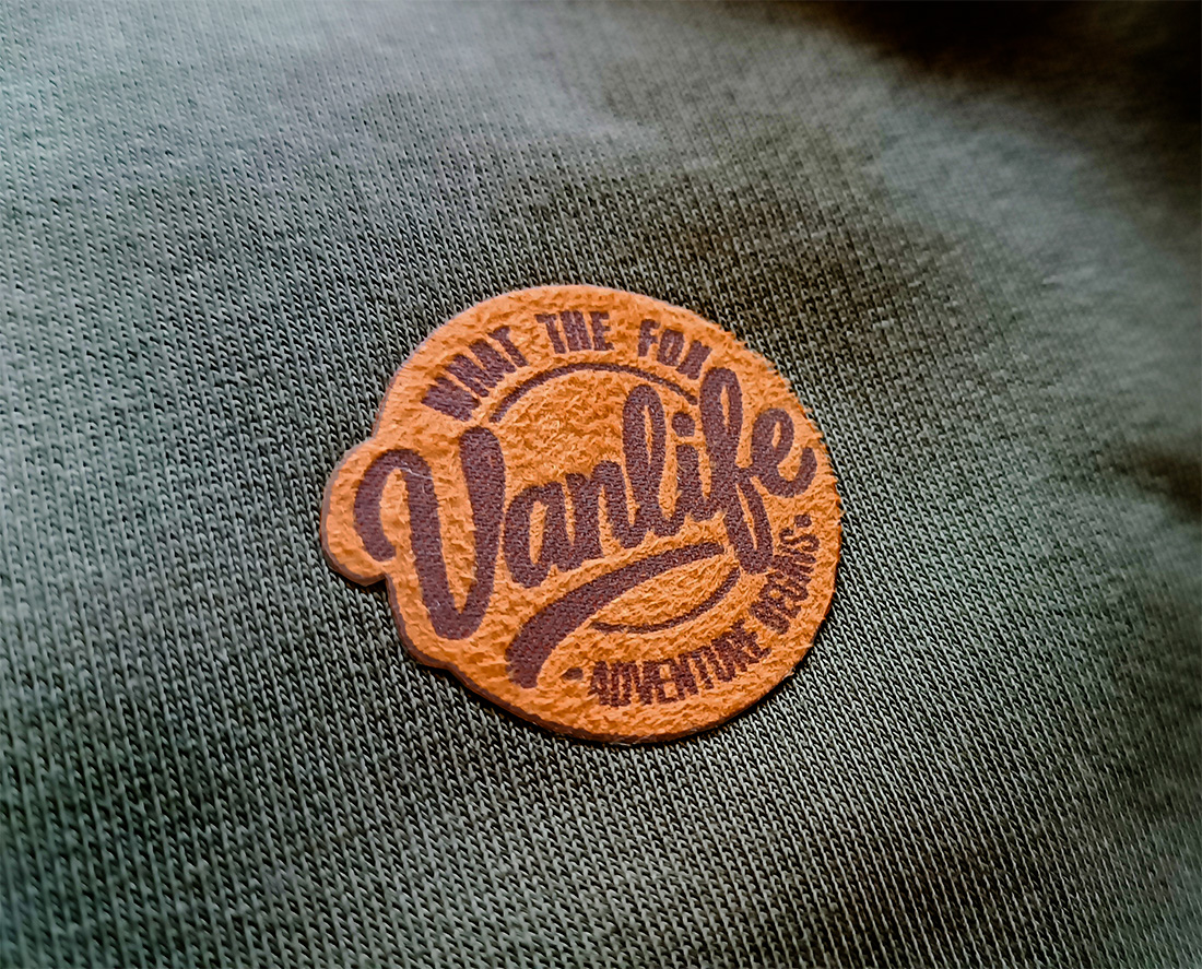 Zoom sur patch suédine Vanlife sur sweat, détail de vêtement outdoor écoresponsable