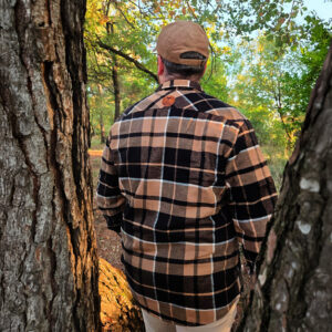 Dos d’une chemise à carreaux avec patch logo, marque outdoor