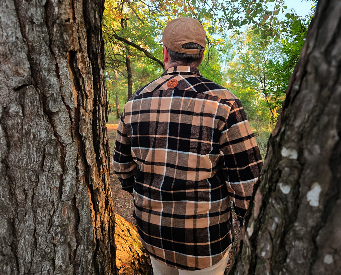 Dos d’une chemise à carreaux avec patch logo, marque outdoor