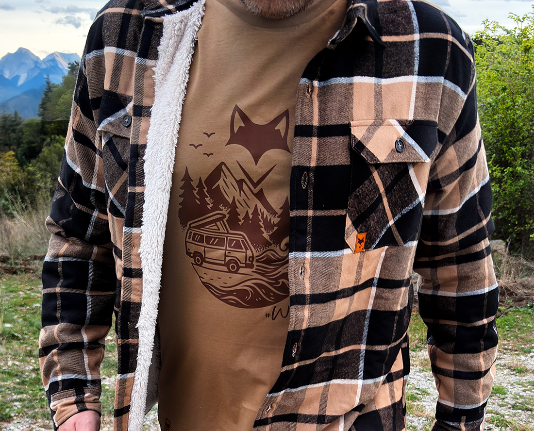 Chemise à carreaux portée sur t-shirt illustré, style outdoor lifestyle