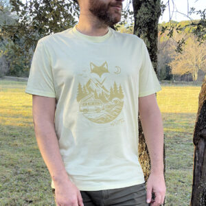 Homme portant un t-shirt aube pale avec visuel ton sur ton en coton biologique