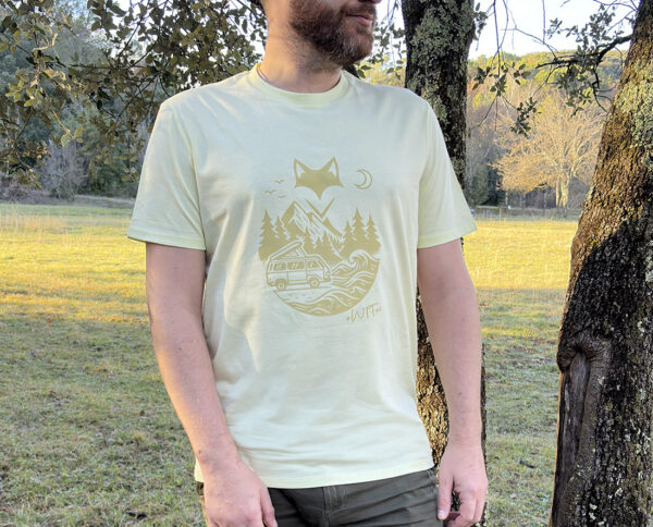 Homme portant un t-shirt aube pale avec visuel ton sur ton en coton biologique