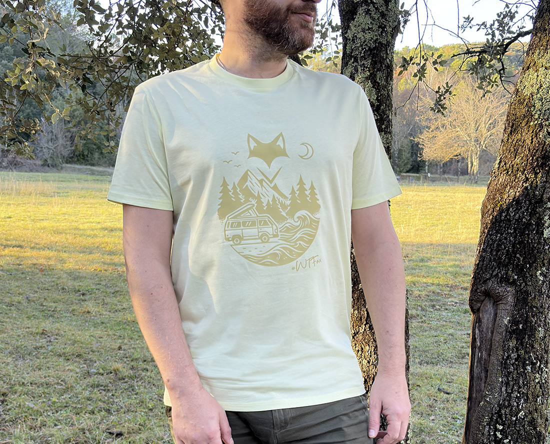 Homme portant un t-shirt aube pale avec visuel ton sur ton en coton biologique