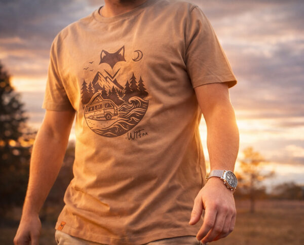 Gros plan sur T-shirt en coton biologique porté en extérieur avec visuel ton sur ton