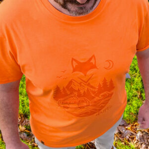 Gros plan sur t-shirt orange avec illustration vanlife, textile écoresponsable