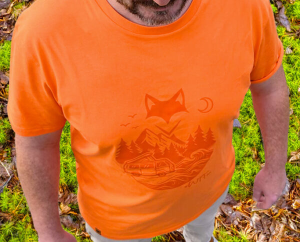Gros plan sur t-shirt orange avec illustration vanlife, textile écoresponsable