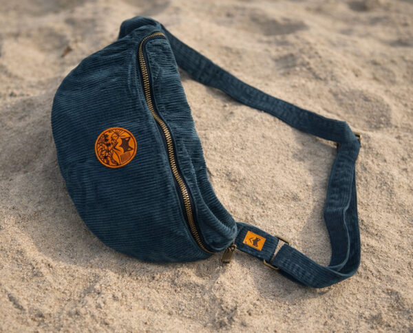 Banane en velours cotelé marine prise lords d'un road trip en bord de mer sur le sable