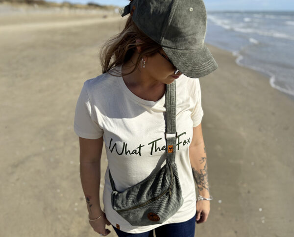Photo des accessoires portés casquette et banane en velours côtelé en bord de mer par une femme