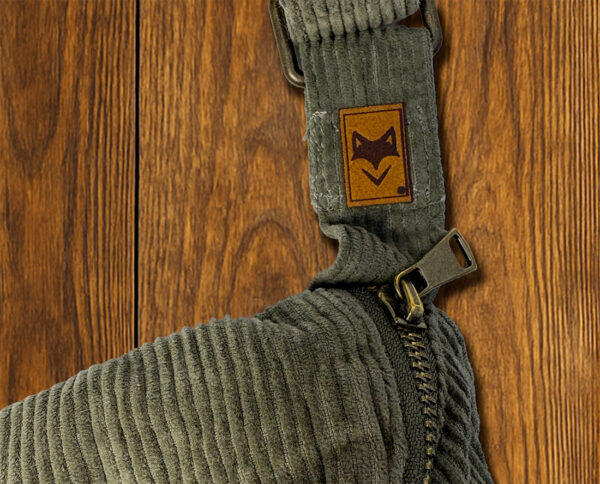 Gros plan sur notre écusson vanlife sur banane en velours cotelé 100% ecoresponsable