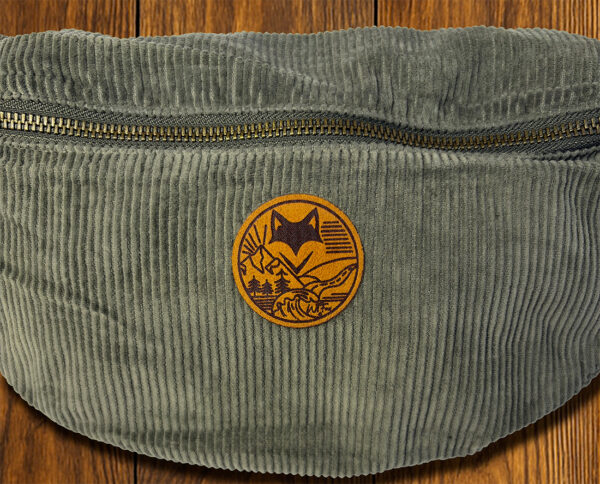 Gros plan sur notre écusson rond vanlife sur banane en velours cotelé 100% ecoresponsable