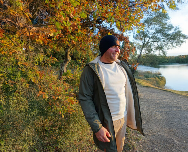 Homme en tenue outdoor près d’un lac, lifestyle vanlife et nature